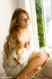 Faye Reagan Hot Natural Beauty By The Window