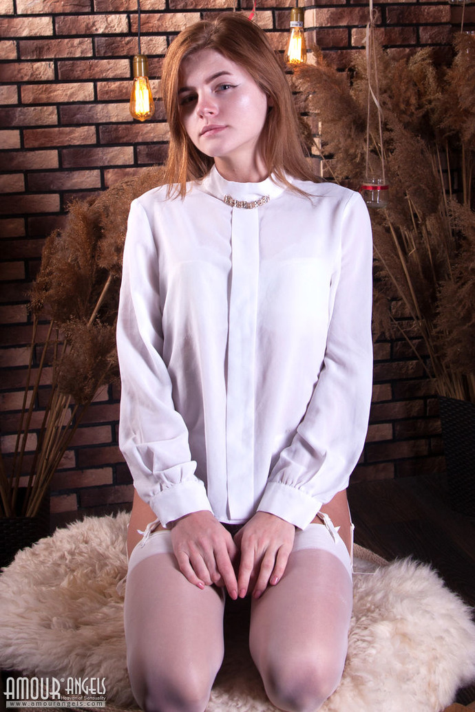 Lovely nude cutie 00