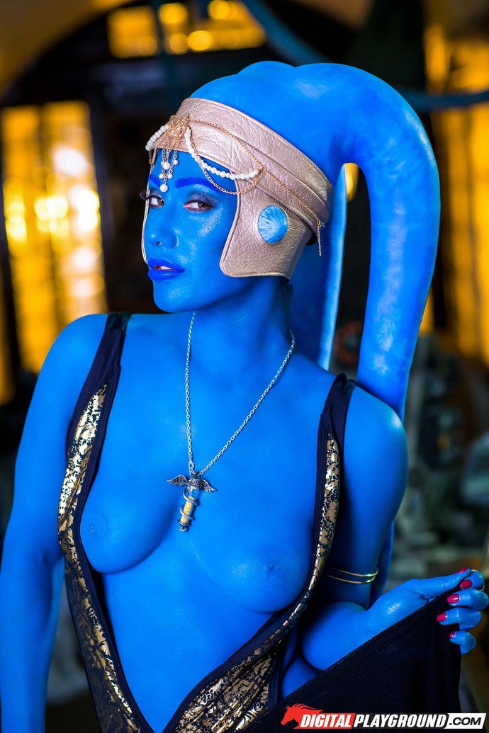Sexy Blue Alien Babe Eva Lovia Gets Naked 03