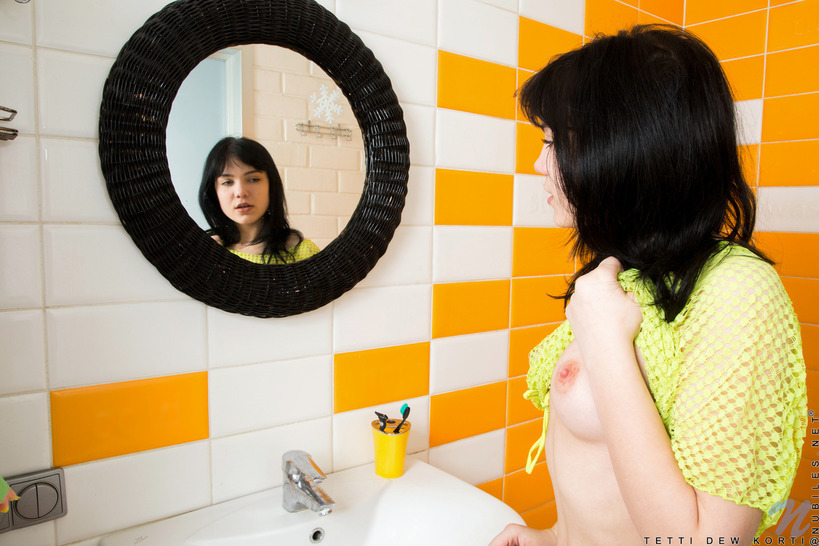 Young brunette Tetti Dew Korti taking shower 00